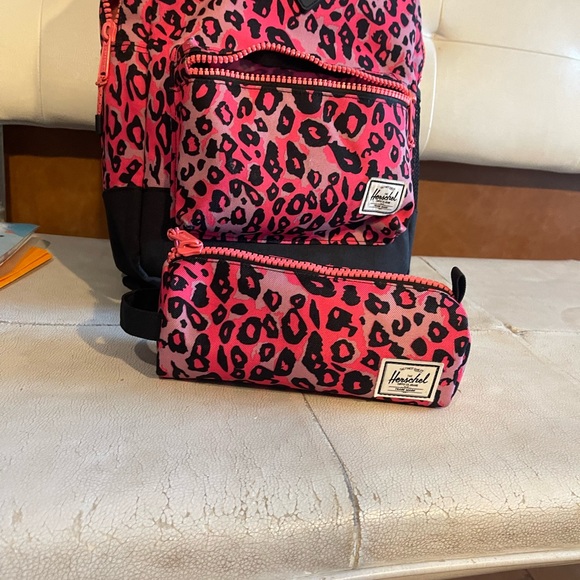 Herschel youth cheetah camo neon pink/black Bagpack, pencil case and lunch bag - Picture 9 of 13